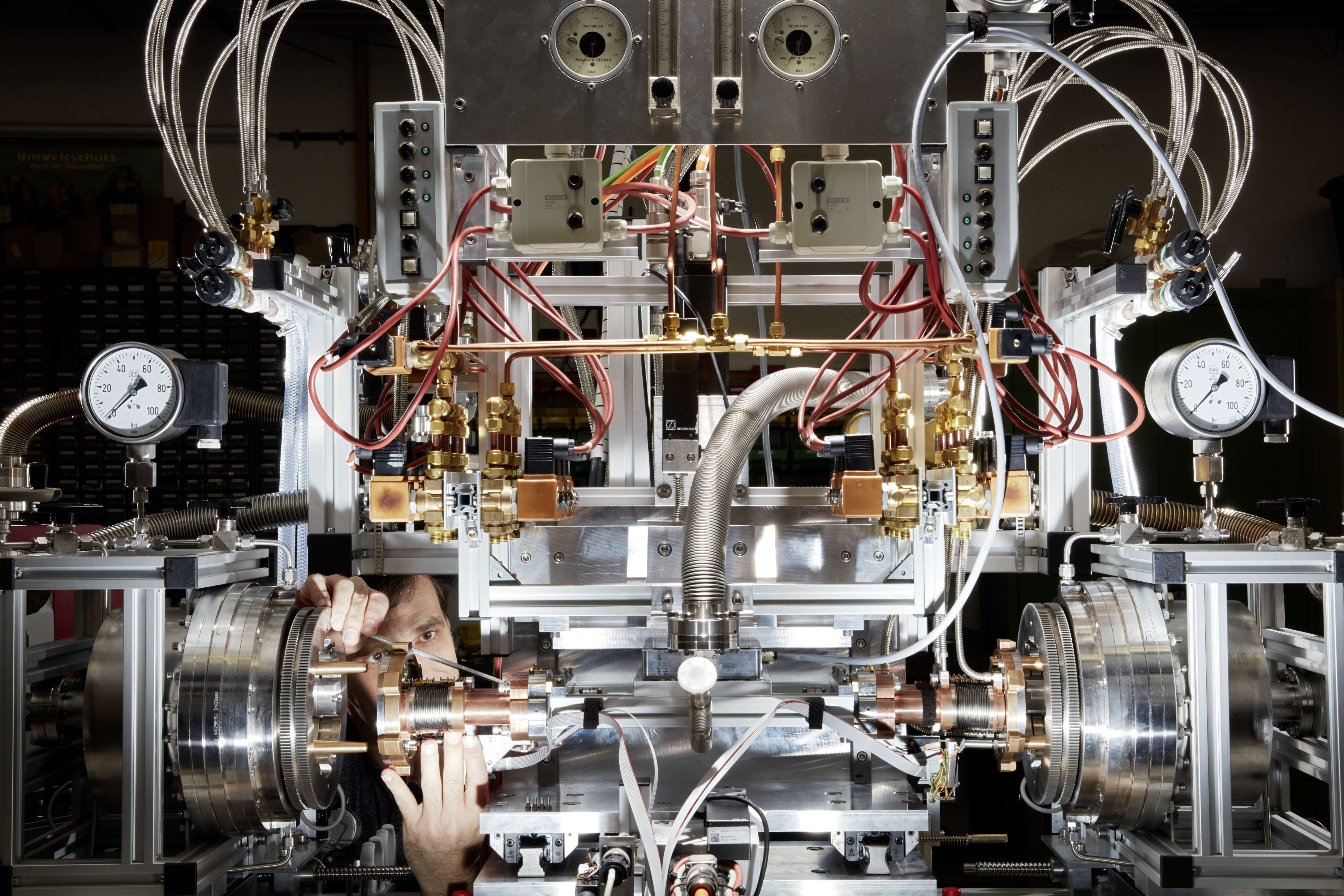 Modern-day “Where’s Wally?”: this vacuum connection system developed at DESY links the beam tube and the high-tech detector 