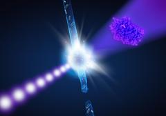Künstlerische Darstellung des Experiments: Treffen die ultrahellen Röntgenblitze (violett) die Enzymkristalle im Wasserstrahl (blau) lässt sich aus dieser Durchleuchtung die dreidimensionale Form des Enzyms (rechts) rekonstruieren