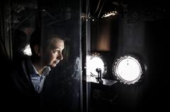 Röntgenlaser-Pionier Prof. Henry Chapman, Leitender Wissenschaftler bei DESY, blickt in die Probenkammer der Messstation am European XFEL. Bild: DESY, Lars Berg 