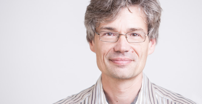 Volker Schomerus ist Leitender Wissenschaftler bei DESY und Professor für ...