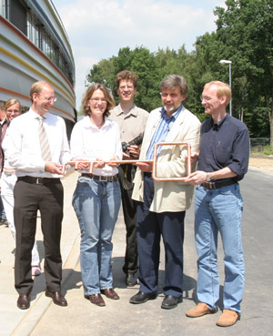 Schlüsselübergabe vor der Experimentierhalle