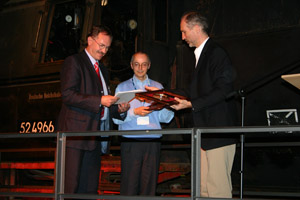 Jörg Rossbach (Universität Hamburg und DESY) und Evgueni Saldin (DESY) bei der Übergabe des FEL-Preises 2006 durch den Vorsitzenden des Preiskomitees Lex van der Meer (FOM Rijnhuizen, Nieuwegein, Niederlande)