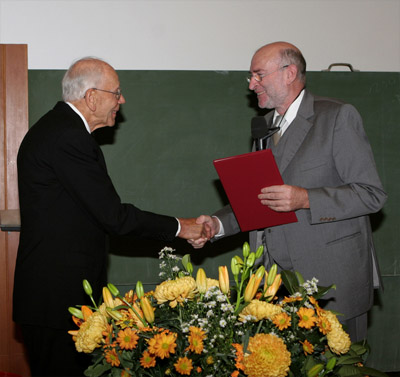 Prof. Berthold Stech (links) erhält die Ehrendoktoren-Urkunde von Prof. Arno Frühwald.
