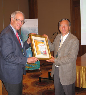 Jens Peters erhält den Brightness Award von Prof. Jose Alonso