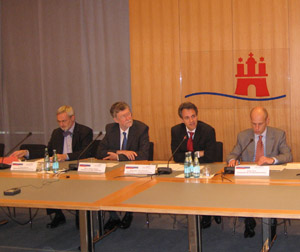 V.l.n.r.: Staatsrat Ronald Salchow, Albrecht Wagner (Vorsitzender des DESY-Direktoriums), Senator Jörg Dräger, Jürgen Heuer (Vorsitzender der Landespressekonferenz)